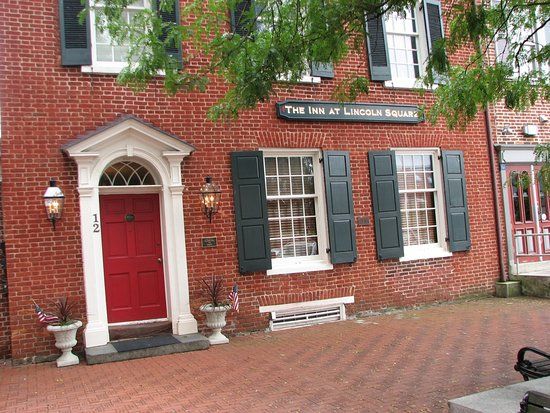 Lincoln Statue at Wills House